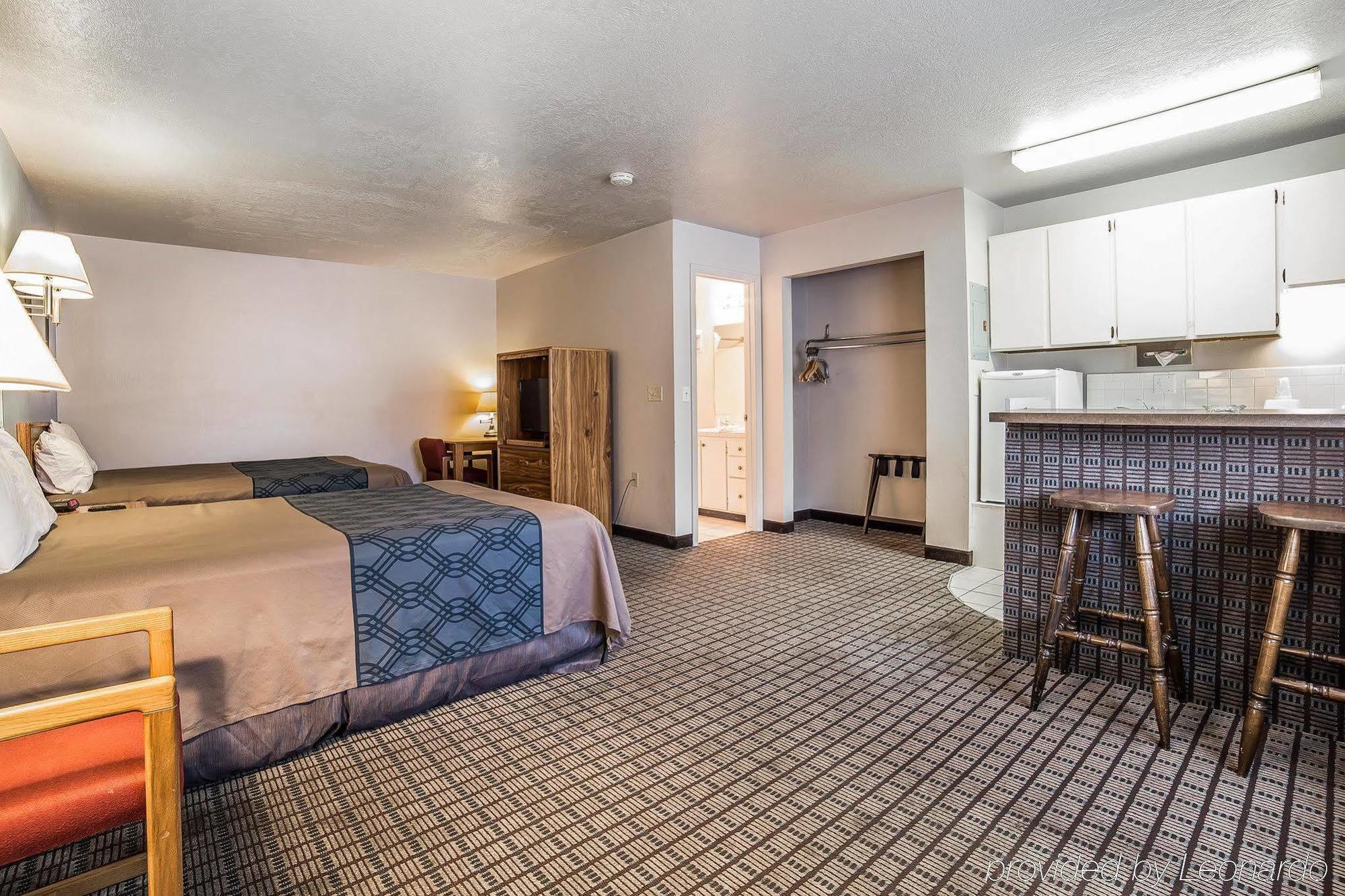 Econo Lodge Inn & Suites לוגאן מראה חיצוני תמונה
