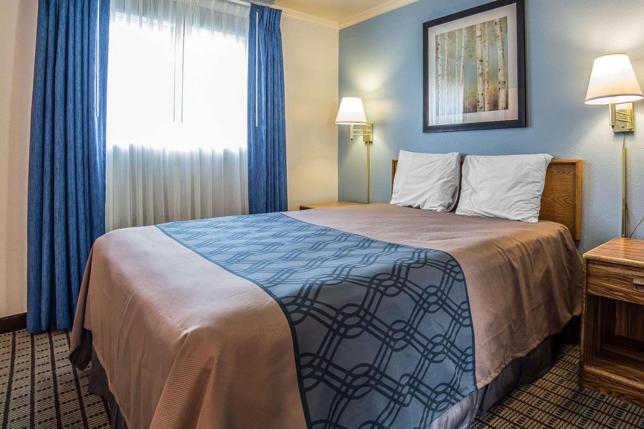 Econo Lodge Inn & Suites לוגאן מראה חיצוני תמונה