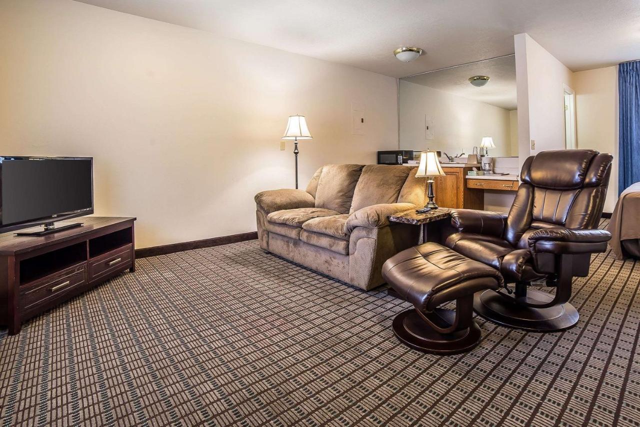 Econo Lodge Inn & Suites לוגאן מראה חיצוני תמונה