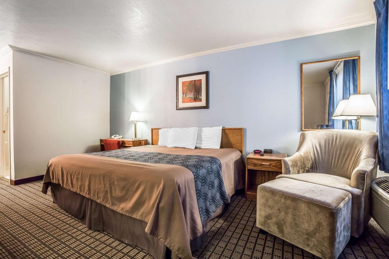 Econo Lodge Inn & Suites לוגאן מראה חיצוני תמונה