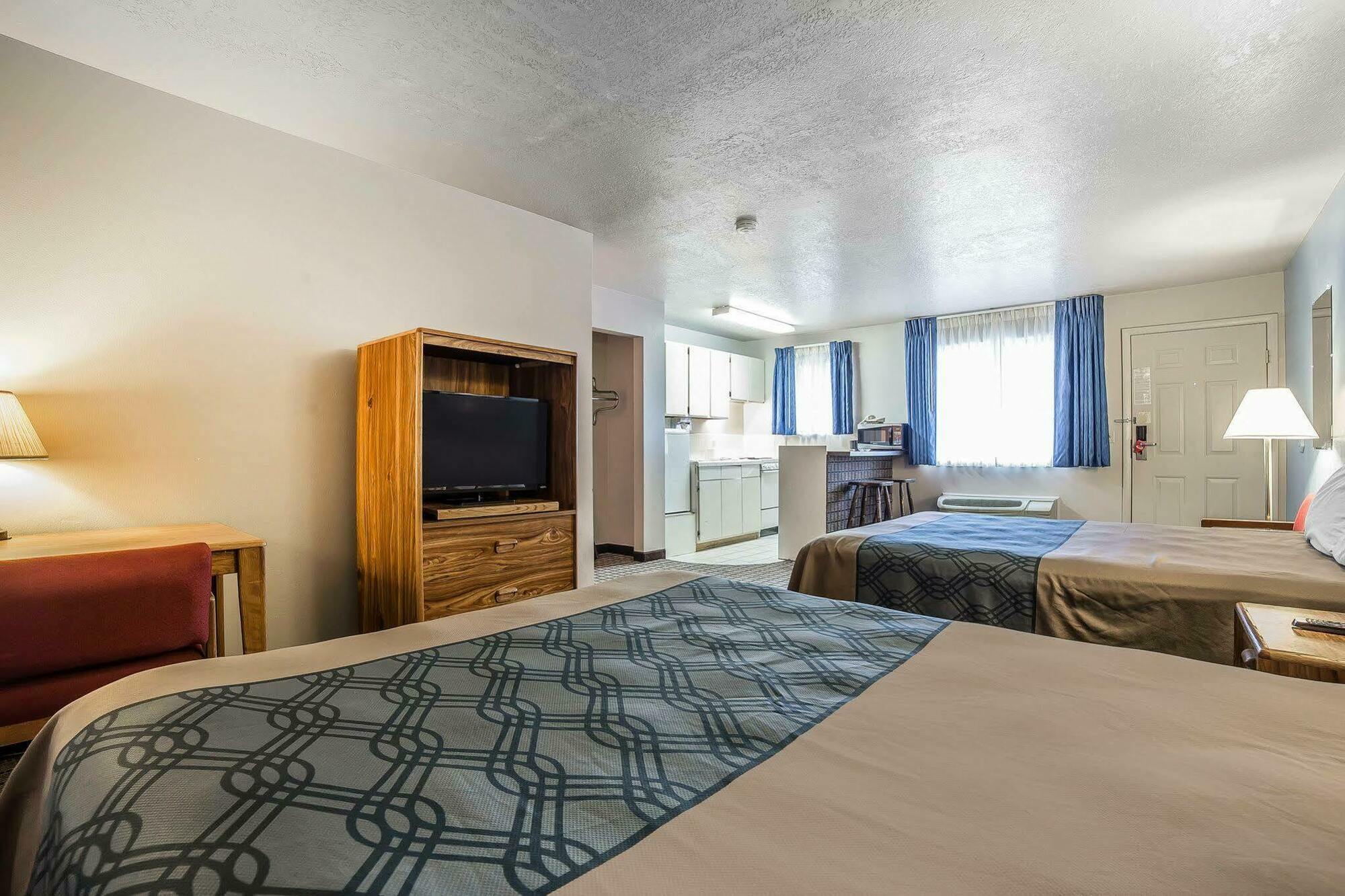 Econo Lodge Inn & Suites לוגאן מראה חיצוני תמונה