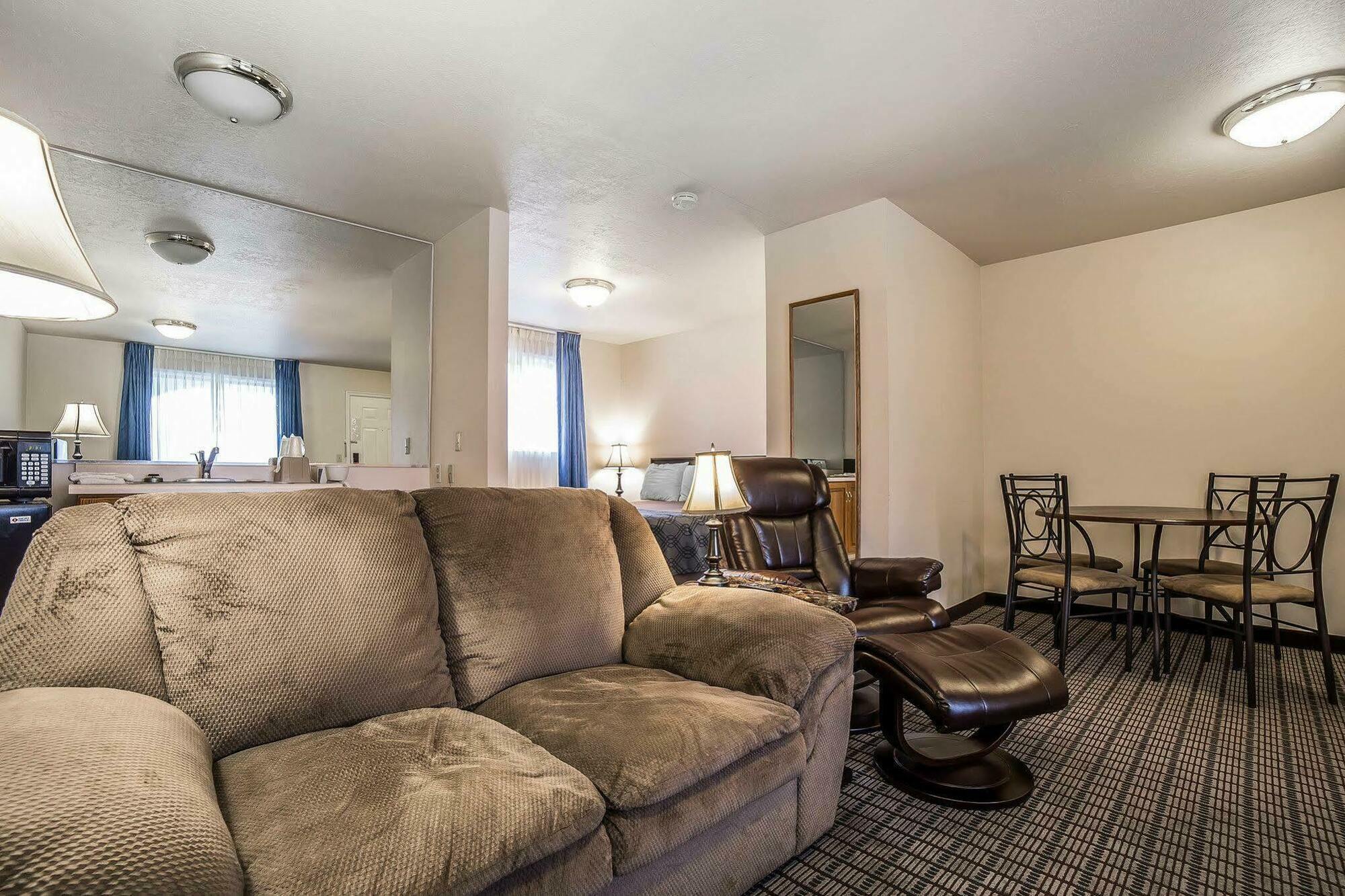Econo Lodge Inn & Suites לוגאן מראה חיצוני תמונה